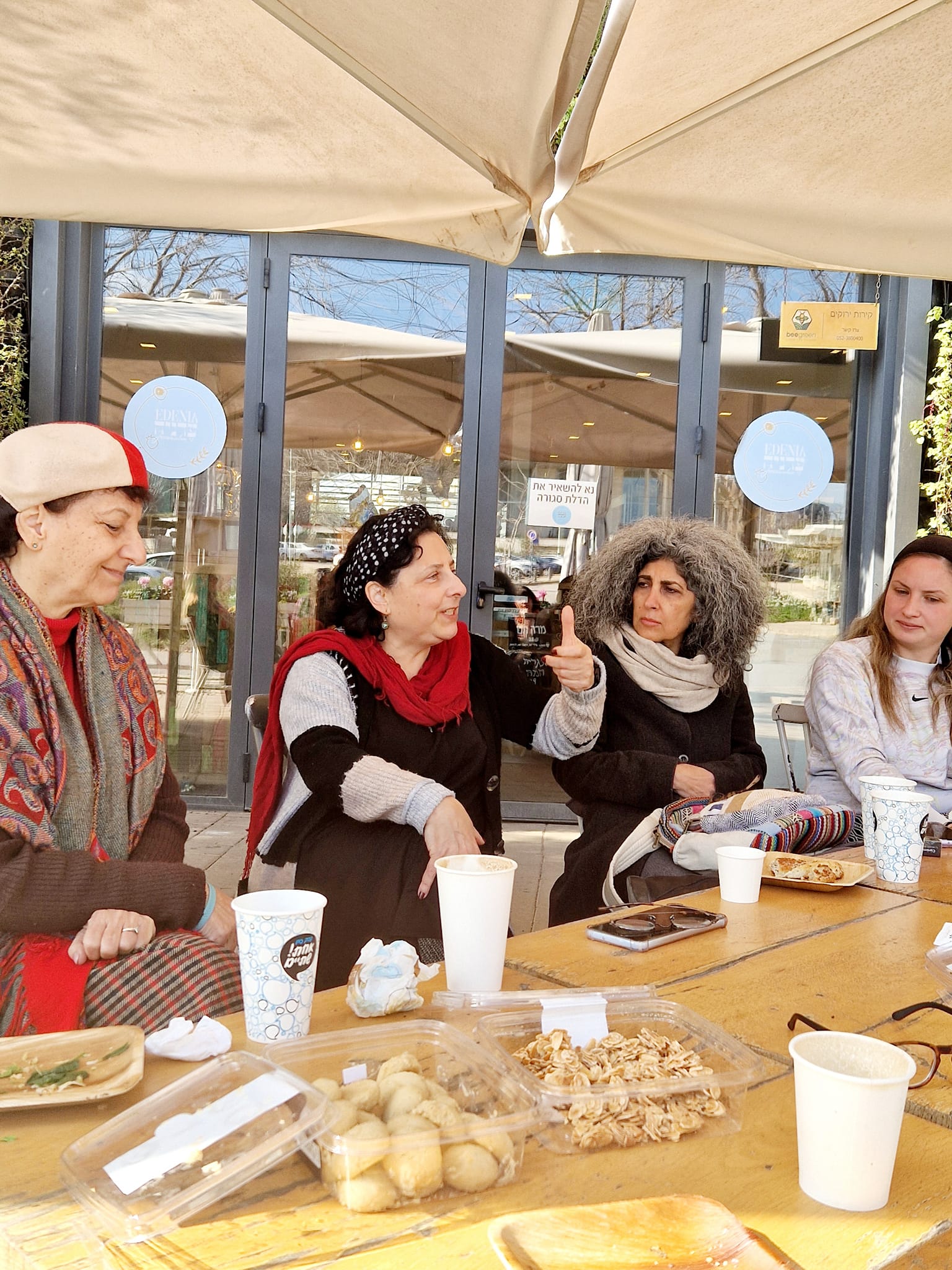 נשים מדברות בתוך מפגש קפמניסטי